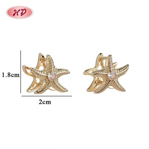 Aros Clásicos con Circonitas Transparentes en Forma de Estrella de Mar, Chapados en Oro de 18K, Estilo Vintage, Unisex - Product Image 5