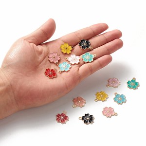 Pandahall 100pcs Liontin Enamel Paduan Warna Campuran Emas Muda Motif Bunga Sakura - Product Image 2