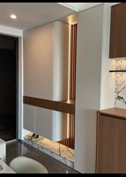Un meuble d'entrée et de salle à manger moderne et luxueux, alliant rangement, présentation et éclairage d'ambiance.
