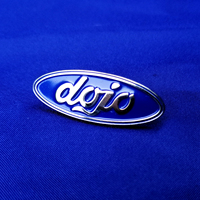 Badge bouton personnalisé de luxe en alliage de zinc poli, écologique, moulé sous pression, gravé en 3D, avec placage argenté et revêtement laqué UV