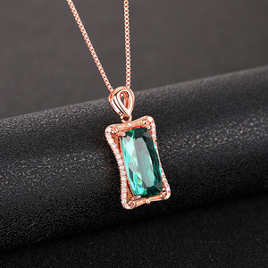 Ciondolo in Cristallo Placcato Oro Rosa con Taglio Smeraldo, Gioiello Classico da Donna per Uso Quotidiano, Ciondoli e Charms Raffinati - Product Image 1