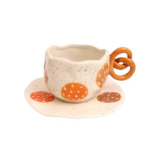 Ensemble tasse et soucoupe à café en céramique de forme irrégulière, peintes à la main, personnalisables, écologiques, pour le thé de l'après-midi - Product Image 1