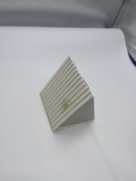 Boîte de papier pliable triangulaire en feuille d'or blanche personnalisée pour cadeaux de boulangerie