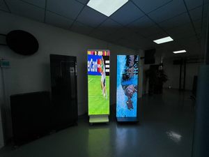 จอแสดงผล LED กลางแจ้งแบบพับได้ 1080P พร้อมขาตั้งพื้นสำหรับโฆษณา มุมมองกว้าง 178 องศา °   มุมมองการมองเห็นและความสว่าง 1000cd - Product Image 2
