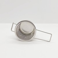 Infuseur à thé réutilisable multifonctionnel en acier inoxydable argenté avec panier à mailles fines durables et longue poignée pour le thé en vrac