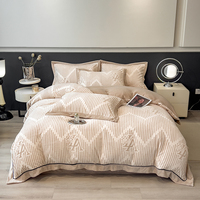 Un ensemble de quatre pièces de draps de lit, taies d'oreiller, ensembles de housse de couette patchwork, gaufré, velours de lait et fleurs pourries