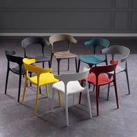 Chaises de salle à manger en plastique empilables et inclinables modernes, vente en gros à bas prix pour appartement, hôpital, maison, bar, escalier, polyvalentes, extérieures