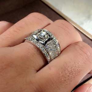 Anello da Donna T0902 in Oro Bianco con Diamante Taglio Smeraldo, Colore G Naturale, Gioiello di Fidanzamento con Diamanti Laterali - Product Image 6