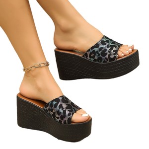 Zapatillas baratas al por mayor de fábrica 2024 nuevas sandalias de plataforma de gran tamaño tacón de <span class=keywords><strong>cuña</strong></span> <span class=keywords><strong>zapatos</strong></span> de <span class=keywords><strong>mujer</strong></span> de verano simples - Product Image 5