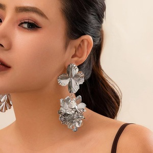 Anting-anting besar untuk wanita, gaya trendi hip hop 18K lapis emas logam desain bunga besar untuk perhiasan wanita 2024 - Product Image 4