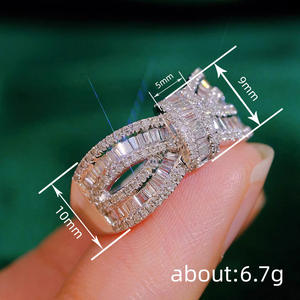 Anello di Lusso T1000 in Oro Bianco con Diamanti Taglio Baguette Colore D Naturale Gioielli da Matrimonio per Donna - Product Image 4