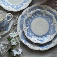 Ensemble de vaisselle en porcelaine occidentale gaufrée de fleurs bleu poudré, style rétro français, assiettes à pâtes et à gâteaux en céramique – Vente en gros, Nouveauté