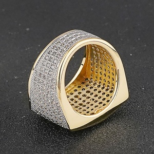 Bague cubaine pour homme, style hip-hop, très tendance, entièrement sertie de diamants, en cuivre, pour fiançailles, fête ou cadeau - Laiton plaqué or 18 carats - Product Image 3