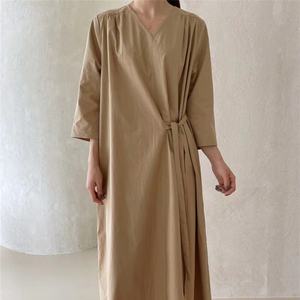 Robe simple, ample, cintrée, à manches trois-quarts, avec lacets, poches des deux côtés et ceinture - Product Image 1