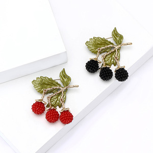 Broche de aleación chapado en oro con forma de fruta de moras, con bayas de resina negra y hojas verdes, accesorio de joyería de moda para mujer - Product Image 5