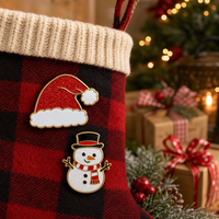 Broche personnalisée en émail pailleté, motifs Arbre, Bonhomme de neige, Chapeau de Père Noël, style Kawaii, plaquée or, cadeau, vente en gros, broche de revers de Noël, broche Chapeau de Père Noël