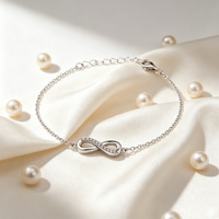 Magnifique bracelet en argent 925 pour femmes, design élégant avec breloques et maillons, serti de zircone cubique