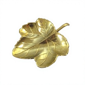 Vaisselle au design raffiné Plats en aluminium plaqué or Plat et plateau de fruits d'excellente qualité à utiliser pour la décoration de mariage - Product Image 1