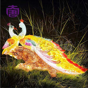 Luz de jardín LED con forma de pavo real 3D personalizada IP65, material de resina transparente y fibra de vidrio para luces decorativas de bodas al aire libre. - Product Image 3