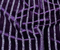 Tissu en velours côtelé polyester, élasthanne et lurex avec larges rayures métalliques pour robes, rideaux et décoration événementielle
