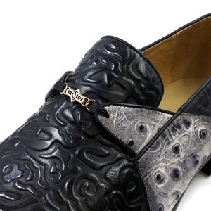 Mocassins en cuir véritable de haute qualité à design 3D en relief, confortables, bicolores, faits à la main, avec logo personnalisé, couleur automne rêveuse - Product Image 6