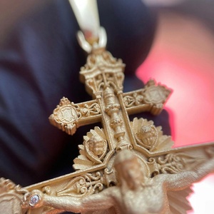 Pendentif personnalisé Yu Ying en or véritable 14 carats avec moissanite Crucifixion de Jésus - Product Image 4