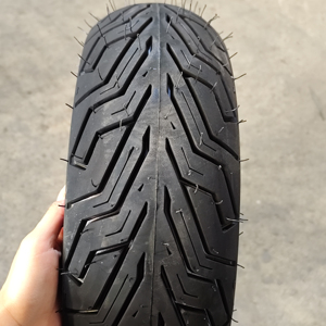 Neumático de <span class=keywords><strong>Scooter</strong></span> sin Cámara de Goma Nuevo al por Mayor, Carcasa 130/70 12 130/60-13 120/70-12, Neumáticos de Motocicleta para Fabricación - Product Image 1