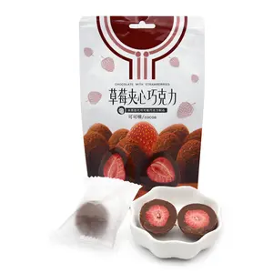 定制批发自有品牌可可风味干草莓填充巧克力涂层球