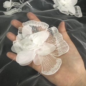 Tessuto in <span class=keywords><strong>Tulle</strong></span> <span class=keywords><strong>Ricamato</strong></span> <span class=keywords><strong>Bianco</strong></span> con Fiori 3D Moderni per Abiti da Sposa LT21861 - Product Image 3