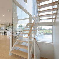 Escalier intérieur monobloc de style européen moderne avec garde-corps en acier, bois et verre, sur mesure, à double poutre oblique
