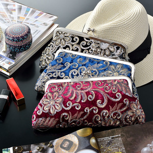 Sac de soirée élégant et luxueux en velours vintage avec chaîne, idéal pour les dîners haut de gamme – Sac à main de créateur pour femme - Product Image 6