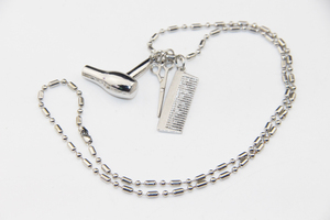 Collana con Ciondolo a Forma di Forbici e Pettine ZRM, Design Geometrico Classico in Lega Placcata Argento, Unisex per Estetisti e Parrucchieri - Product Image 2