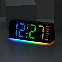 Horloge de table numérique intelligente à LED personnalisée, nouvelle arrivée, fonctionnant sur piles, avec lumière néon RGB, réveil moderne avec fonction snooze