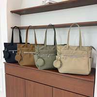 Sac à bandoulière grande capacité pour femme, sac fourre-tout décontracté et tendance pour usage quotidien, en nylon imperméable avec petite pochette, sac à main léger