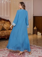 Robe élégante sur mesure, coupe ample, texturée, avec broderie florale colorée sur le devant et les poignets |   Abaya quotidienne de Dubaï, robe décontractée musulmane