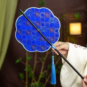 พัดฮั่นฝูแบบม้วนได้สไตล์โอเรียนทัลสุดหรู พร้อมลายปักดอกไม้แบบจีนโบราณและลวดลายมงคล - Product Image 3