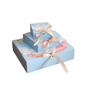 กล่องของขวัญแข็งแบบกำหนดเองพร้อมริบบิ้นผูกโบว์ กระดาษเคลือบลายนูน รีไซเคิลได้ รูปทรงและโลโก้ตามสั่ง - Product Image 1