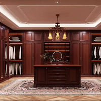 Dressing sur mesure en bois massif traditionnel avec îlot central et éclairage LED pour villa, mobilier sur mesure pour toute la maison