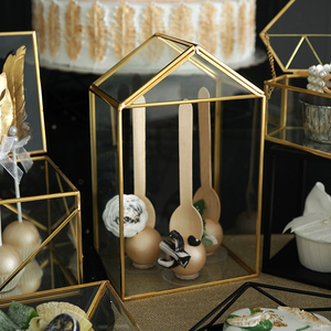 <span class=keywords><strong>Pot</strong></span> <span class=keywords><strong>en</strong></span> <span class=keywords><strong>verre</strong></span> de terrarium de forme géométrique <span class=keywords><strong>en</strong></span> <span class=keywords><strong>verre</strong></span> Oem avec couvercle Vase de terrarium <span class=keywords><strong>suspendu</strong></span> pour plantes succulentes Décoration intérieure - Product Image 4