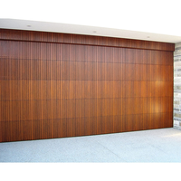 Porte de garage minimaliste à bandes verticales, motorisée et isolée, pour maison résidentielle
