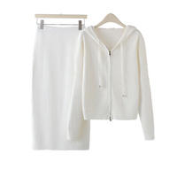 OEM ODM Ensemble 2 pièces Robe midi à boutons et Pull à capuche en maille avec strass thermocollés pour femme style streetwear
