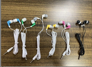 Écouteurs intra-auriculaires filaires jetables avec transducteur dynamique et microphone de 0,9 mm en plastique pour les voyages en avion et l'utilisation au bureau - Product Image 1