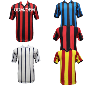 Ensemble d'uniformes de football personnalisables OEM Chemise rétro classique respirante Style chaud Maillot de football personnalisé vierge pour été hiver - Product Image 1