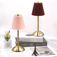 Lampe de table LED dorée en fer à piles, veilleuse moderne avec abat-jour en tissu pour chambre à coucher, chevet, lecture, salon, bureau
