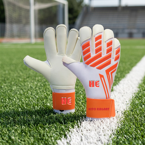 Gants de gardien de but de football de qualité supérieure, super doux et résistants, pour l'entraînement, en vente, personnalisables. - Product Image 2