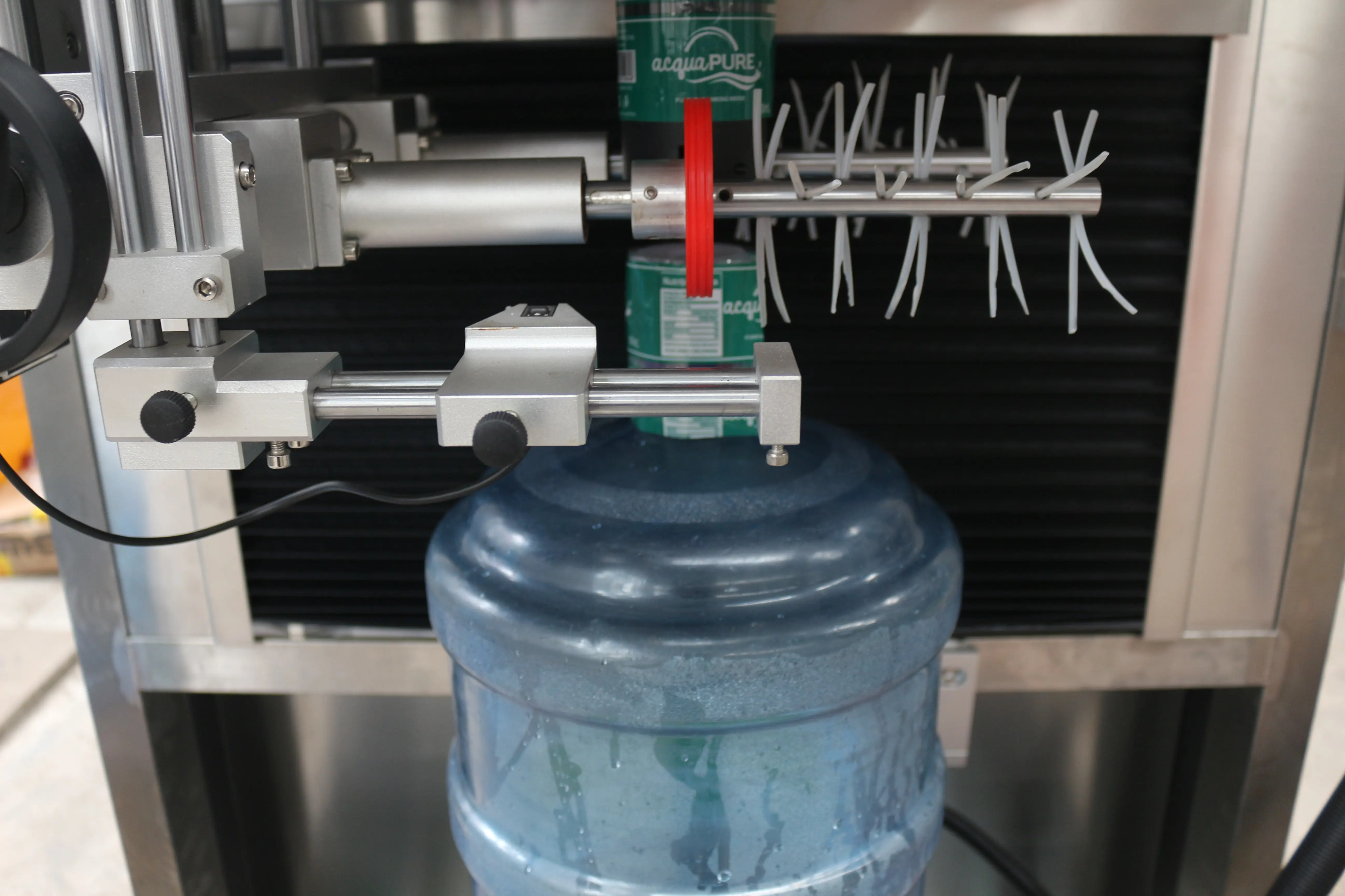 Automatische Hoge-Precisie Glazen Fles Pvc Warmte Label Applicator Krimphuls Etiketteermachine