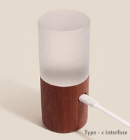 Veilleuse LED moderne pour chambres à coucher Capteur de gravité à changement de couleur avec base en bois Corps en ABS et abat-jour blanc