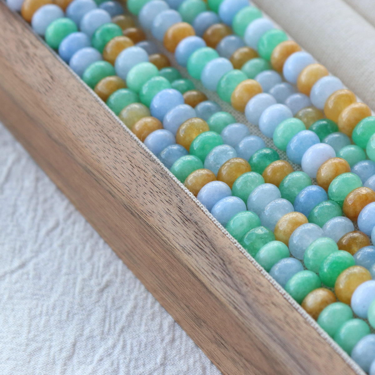 Jade primaveral de colores y jade blanco.