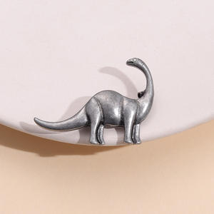 เข็มกลัดเคลือบรูปไดโนเสาร์สีเงินแบบกำหนดเองยูวีเข็มกลัดโลหะรูปสัตว์เข็มกลัดหมวกนางฟ้าโลโก้ขายส่งปกเครื่องประดับ - Product Image 1