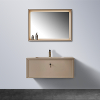 Ensemble de meuble-lavabo mural compact pour salle de bain, avec lavabo blanc à nervures horizontales, armoire à pharmacie et meuble bas pour petite salle de bain